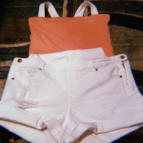 White and pink outfit - Picture 1 of 3